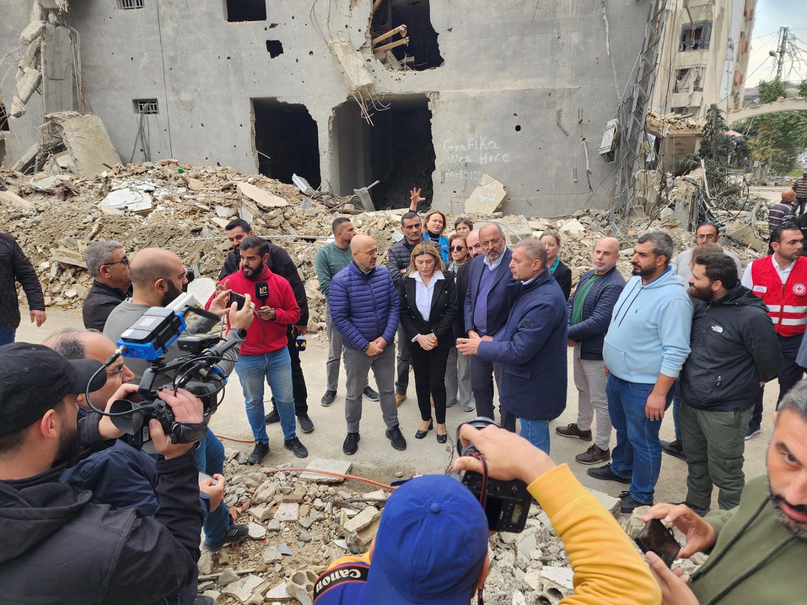 Imran Riza, UN Resident and Humanitarian Coordinator for Lebanon, accompanied by the Governor of Nabatieh Ms. Howaida Turk and former Lebanese Minister of Environment and head of the government’s emergency committee, Mr. Nasser Yassin.