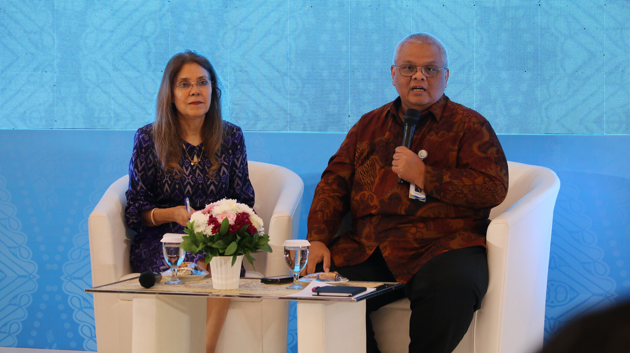 Two high-level UN officials at a conference.