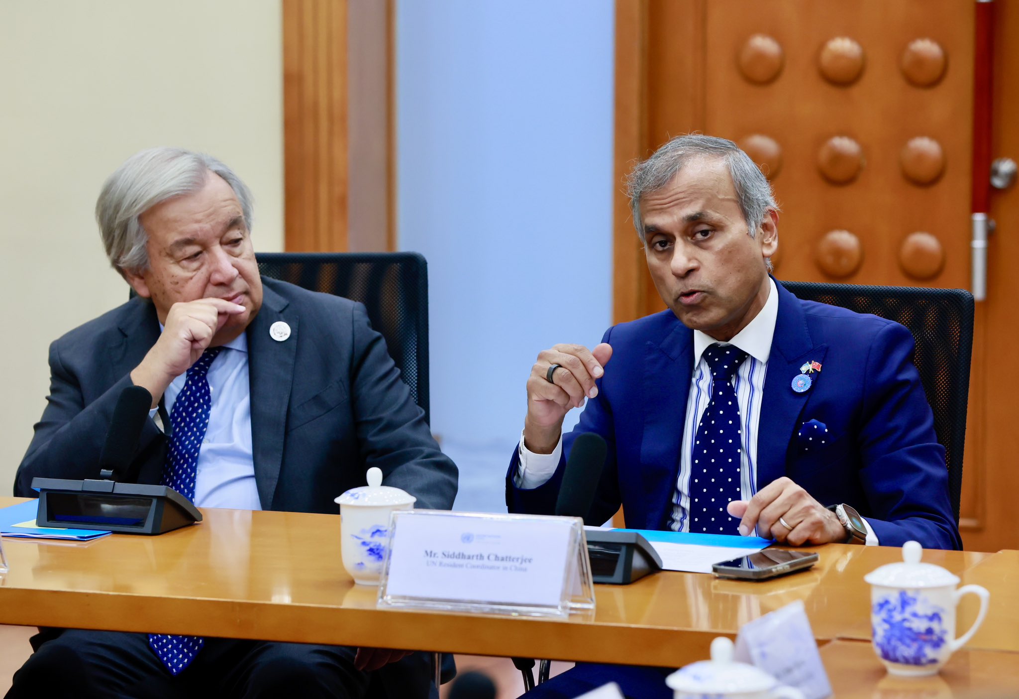 The UN Resident Coordinator in China with the UN Secretary-General.