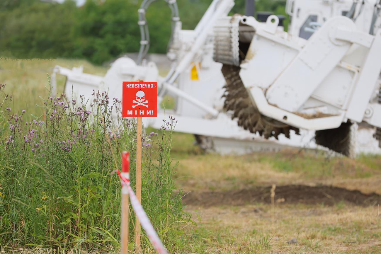 A sign in Ukraine warns of landmines.