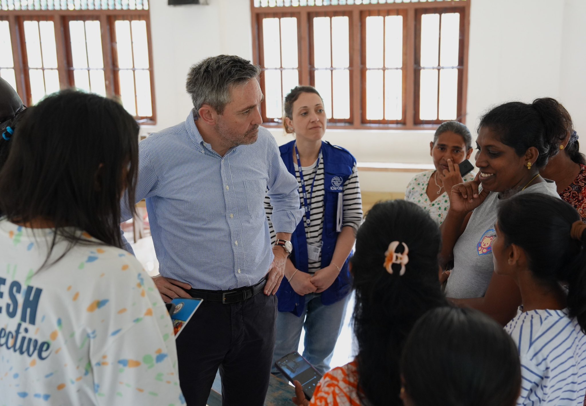 The UN Resident Coordinator in Sri Lanka meets local community members.
