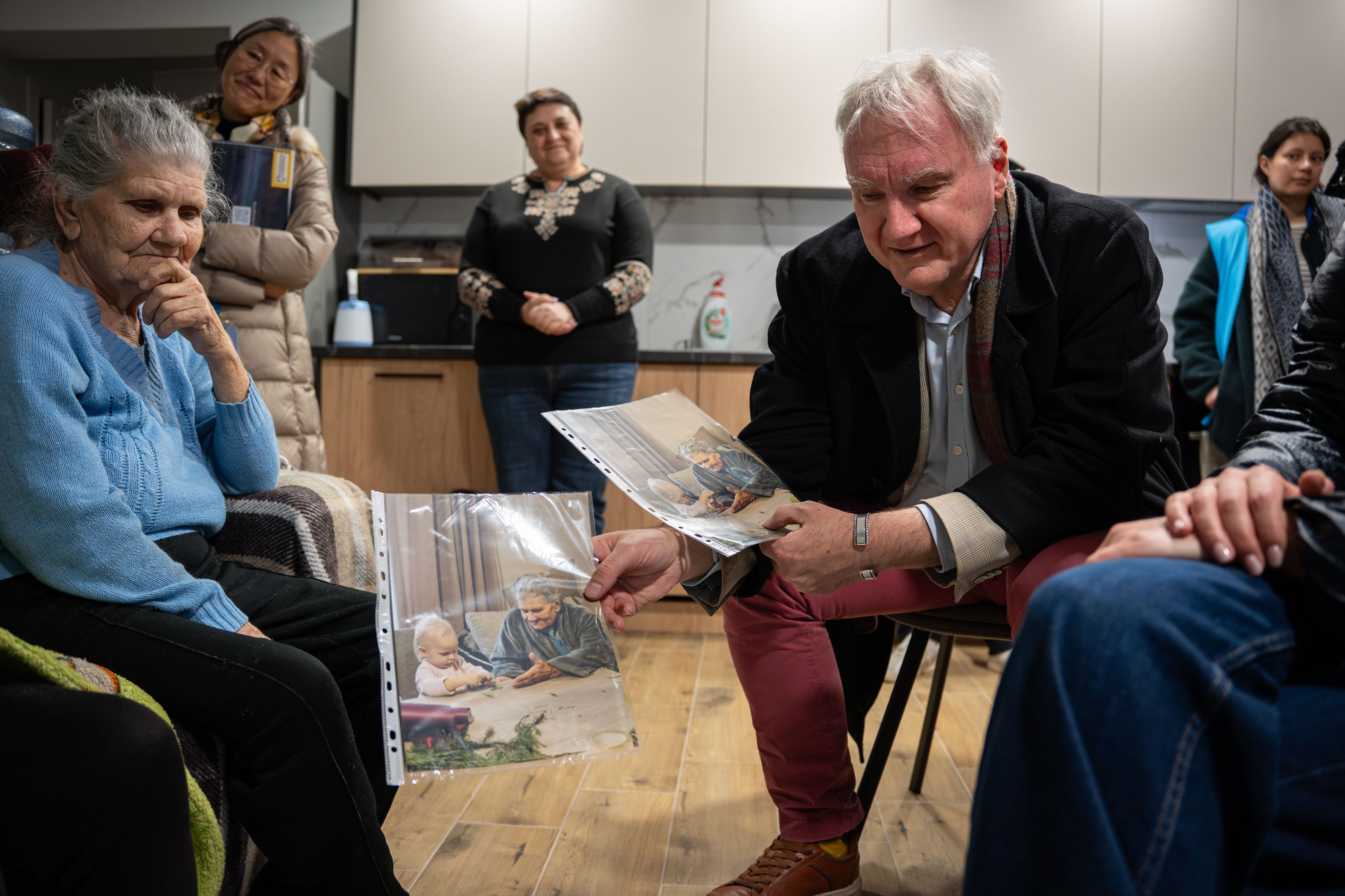 The UN Resident Coordinator and Humanitarian Coordinator in Ukraine meets local community members.