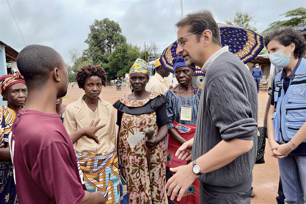 The DSRSG/HC/RC in the DRC interacting with local community members. 