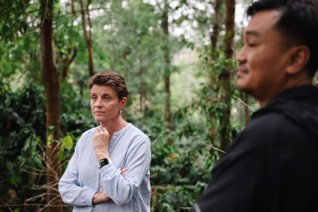 The UN Resident and Humanitarian Coordinator in Myanmar ad interim meets local community members.